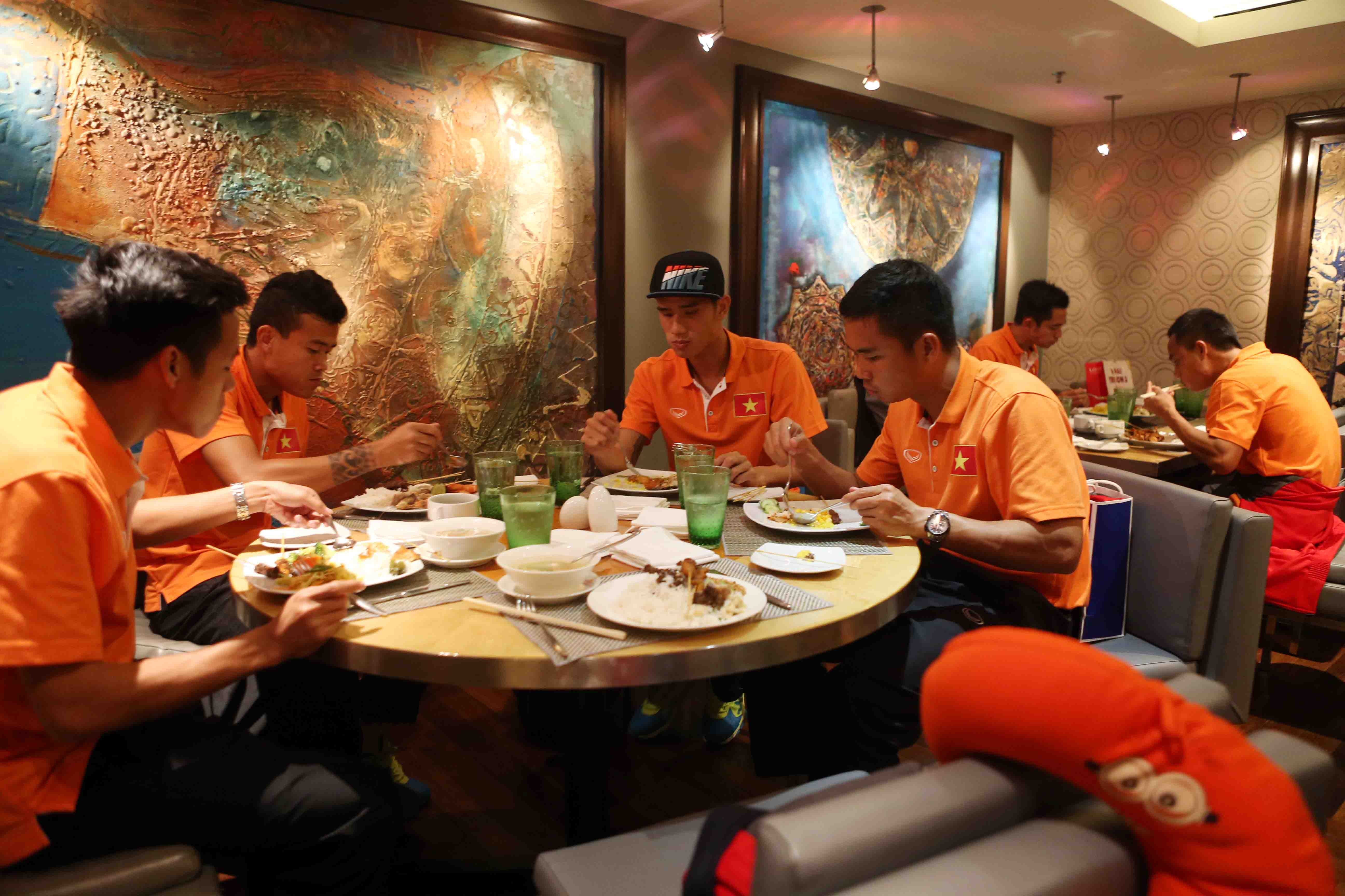 Cau thu DTVN an ngon nhung kho ngu trong ngay dau o Malaysia hinh anh