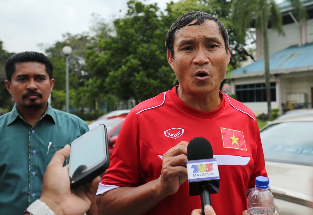 HLV Mai Đức Chung gửi thông điệp đến CĐV Malaysia thông qua cuộc phỏng vấn của truyền thông nước này với Trưởng đoàn BĐVN.