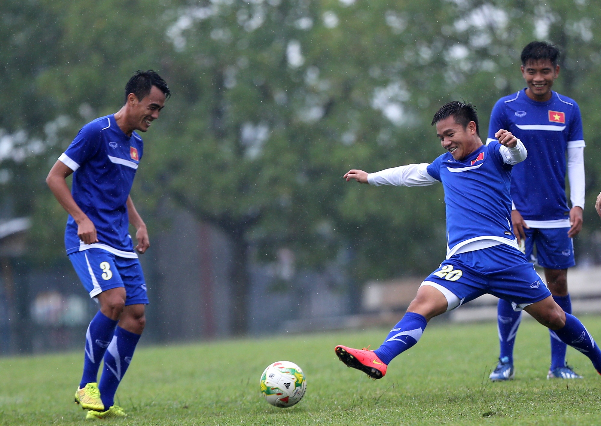 Đinh Thanh Trung đang đứng trước cơ hội được ra sân trận đấu đầu tiên tại AFF Cup 2014. 