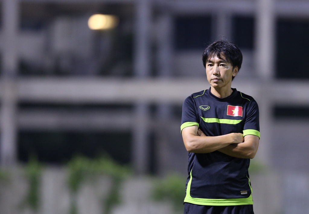 HLV Miura nghiêm nghị trong suốt buổi tập của ĐTVN.