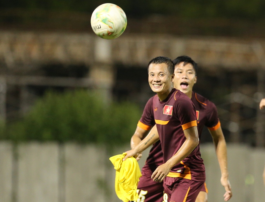 Thành Lương cùng các đồng đội tươi cười trong màn đá bóng ma lúc đầu buổi tập. 