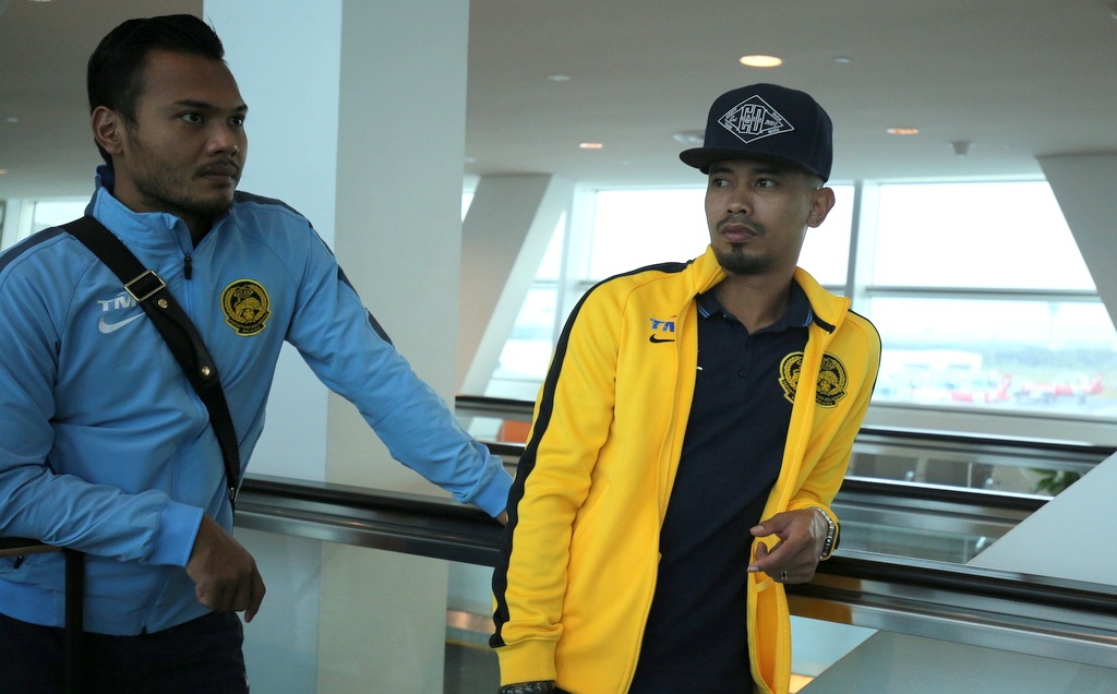 Cau thu Malaysia buon ba dap may bay den Ha Noi hinh anh