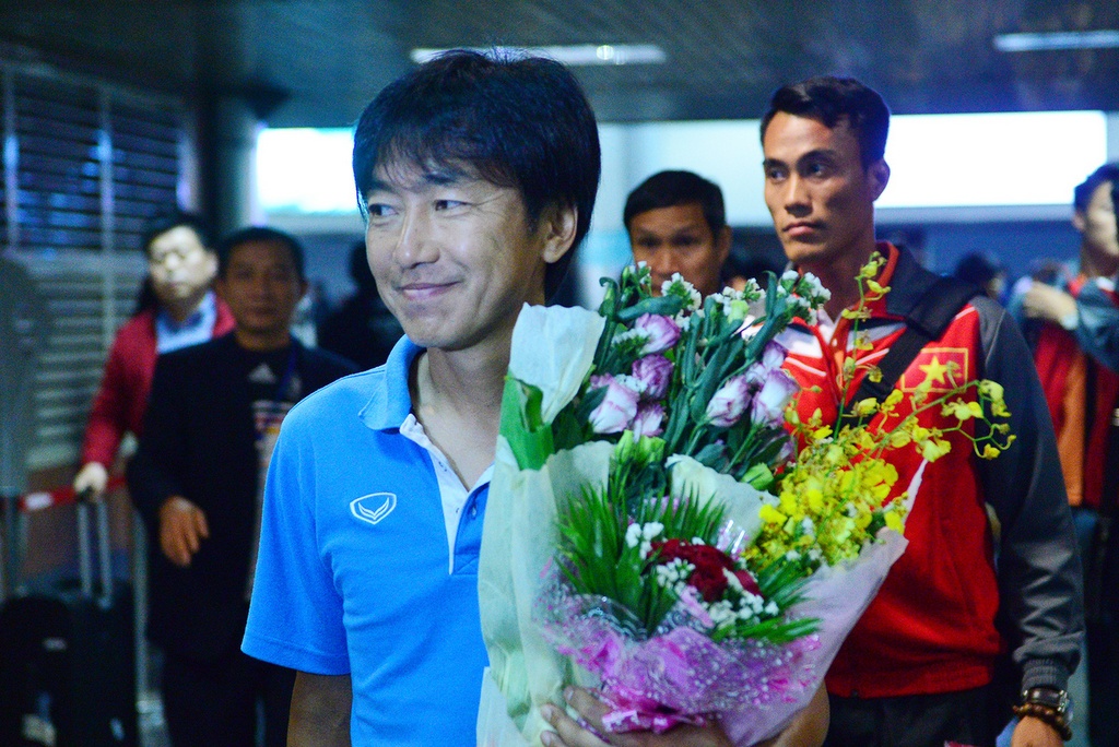 HLV Miura dan DTVN quen chien thang truoc Malaysia hinh anh