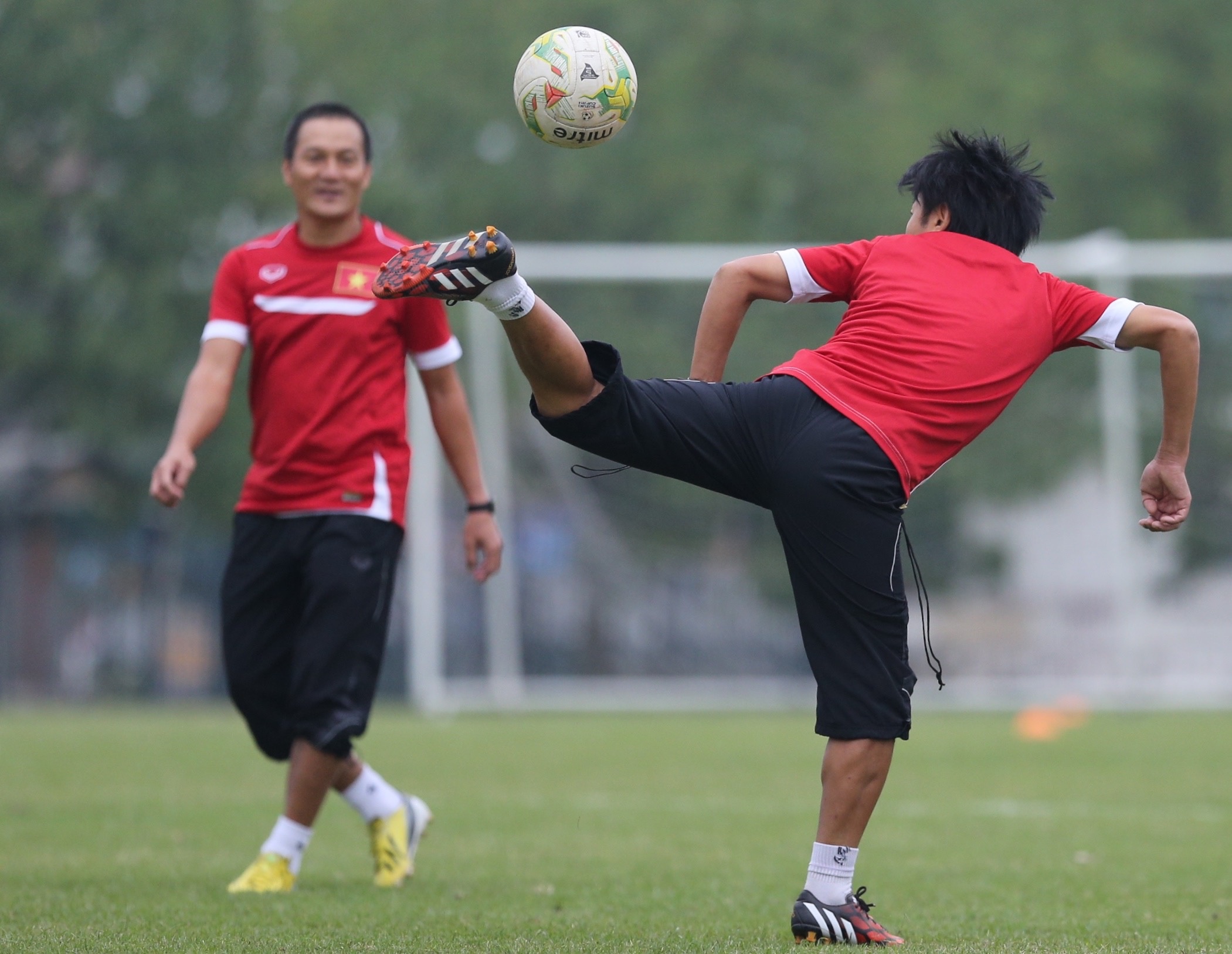 HLV Miura tro tai choi bong ma trong buoi tap cua DTVN hinh anh