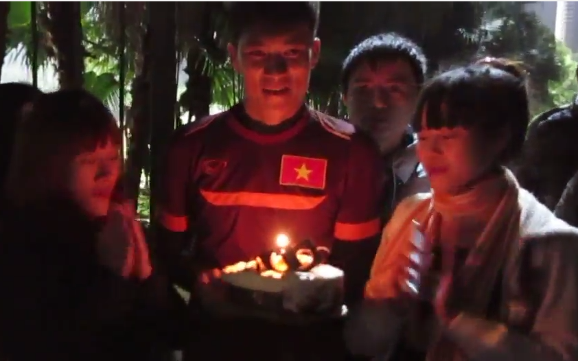 Cong Vinh nhan duoc mon qua dac biet tu fan nu hinh anh