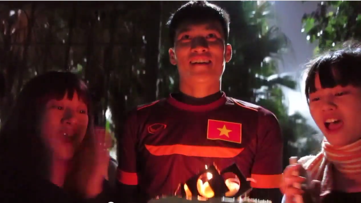 Cong Vinh bat ngo duoc fan nu tang qua truoc tran ban ket hinh anh