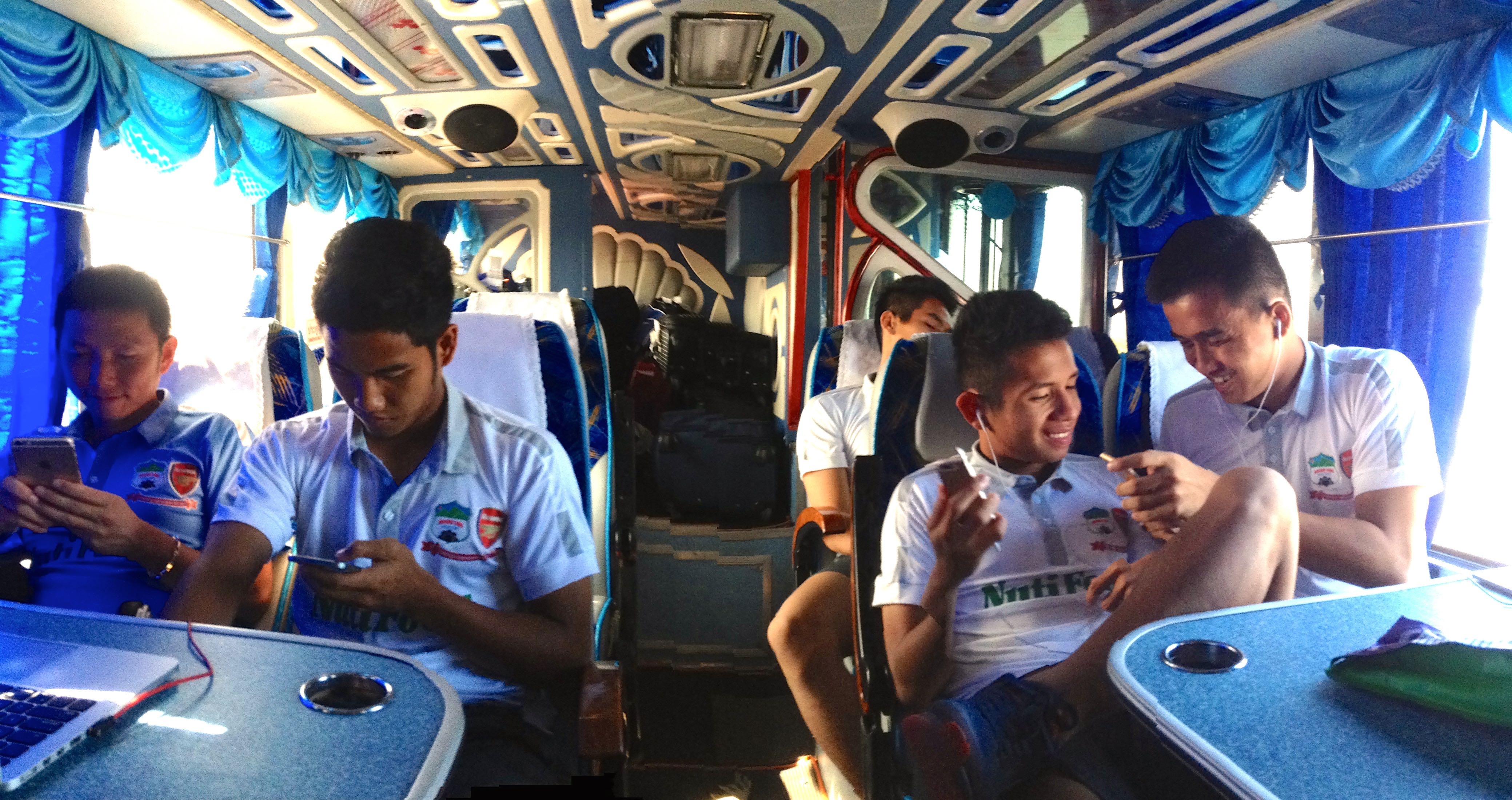 Cau thu HAGL thich thu voi xe bus 2 tang o Thai Lan hinh anh