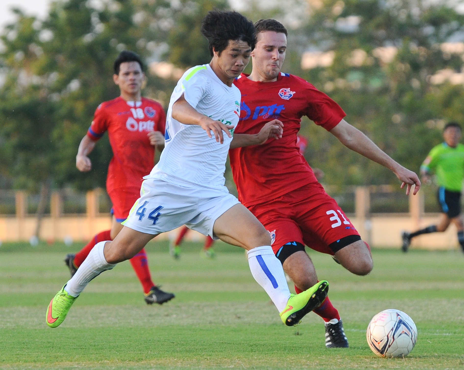 Cong Phuong, Xuan Truong tu tin di bong qua cau thu Thai Lan hinh anh