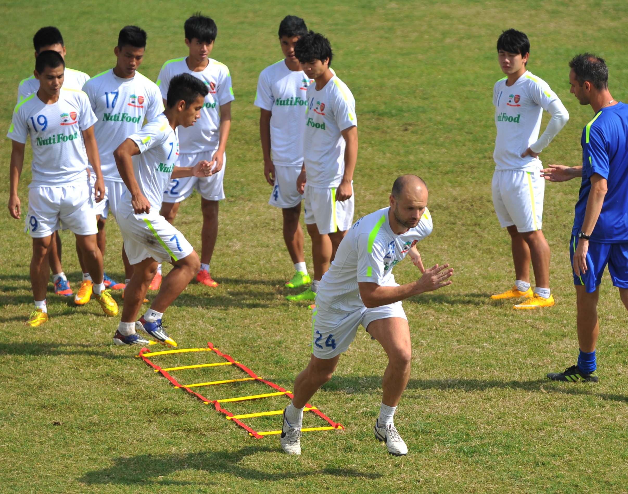 Cong Phuong va dong doi met nhoai voi bai tap cua HLV Phap hinh anh