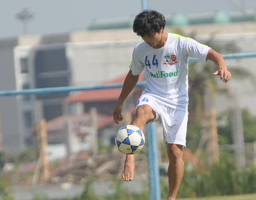 Cong Phuong tro tai da bong chan dat o Thai Lan hinh anh