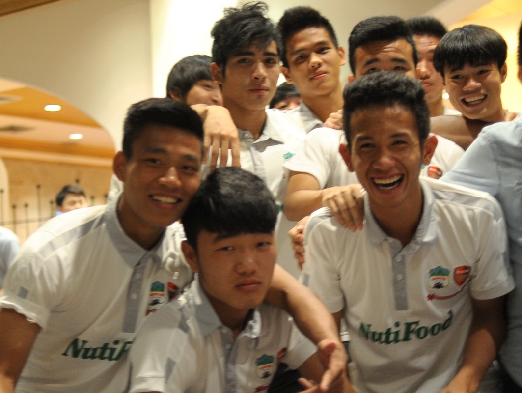 Cau thu HAGL tinh nghich hat 'Merry Christmas' hinh anh