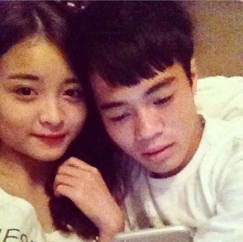 Hinh anh lang man cua cau thu U19 Viet Nam ben ban gai hinh anh