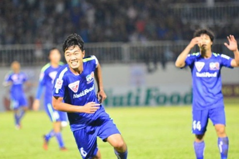 Bon cau thu U19 toa sang trong lan dau da V.League hinh anh