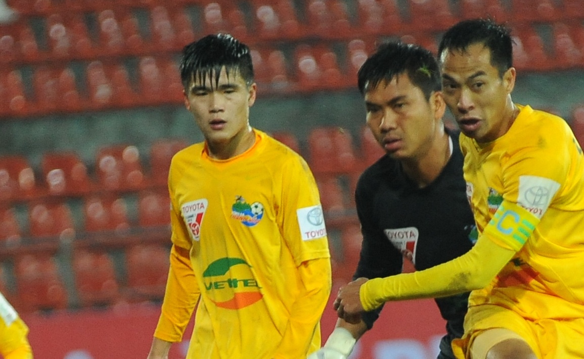 Trung ve U19 bat luc truoc ngoai binh Jamaica cua Hai Phong hinh anh