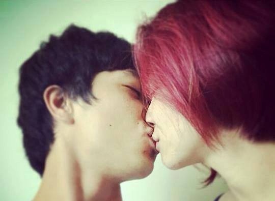 Dang sau nu hon cua Cong Phuong va Hoa Minzy hinh anh