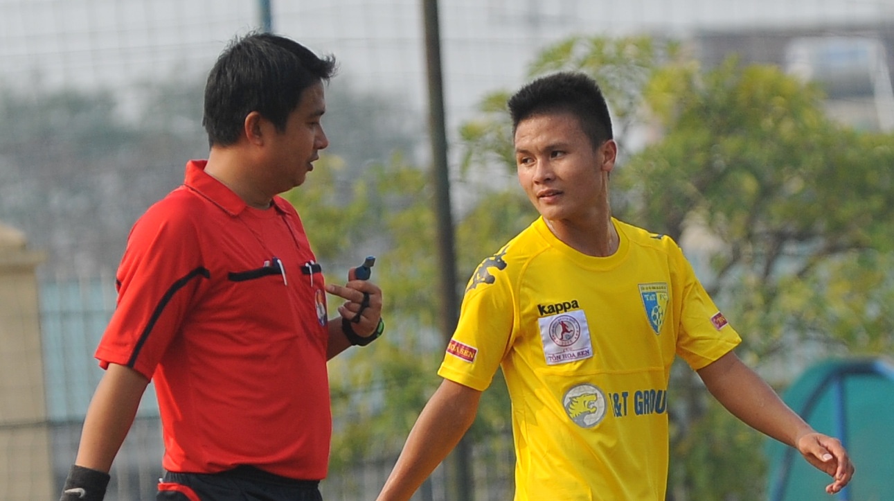 Tien ve U19 VN bat luc trong tran doi nha thua Quang Ninh hinh anh