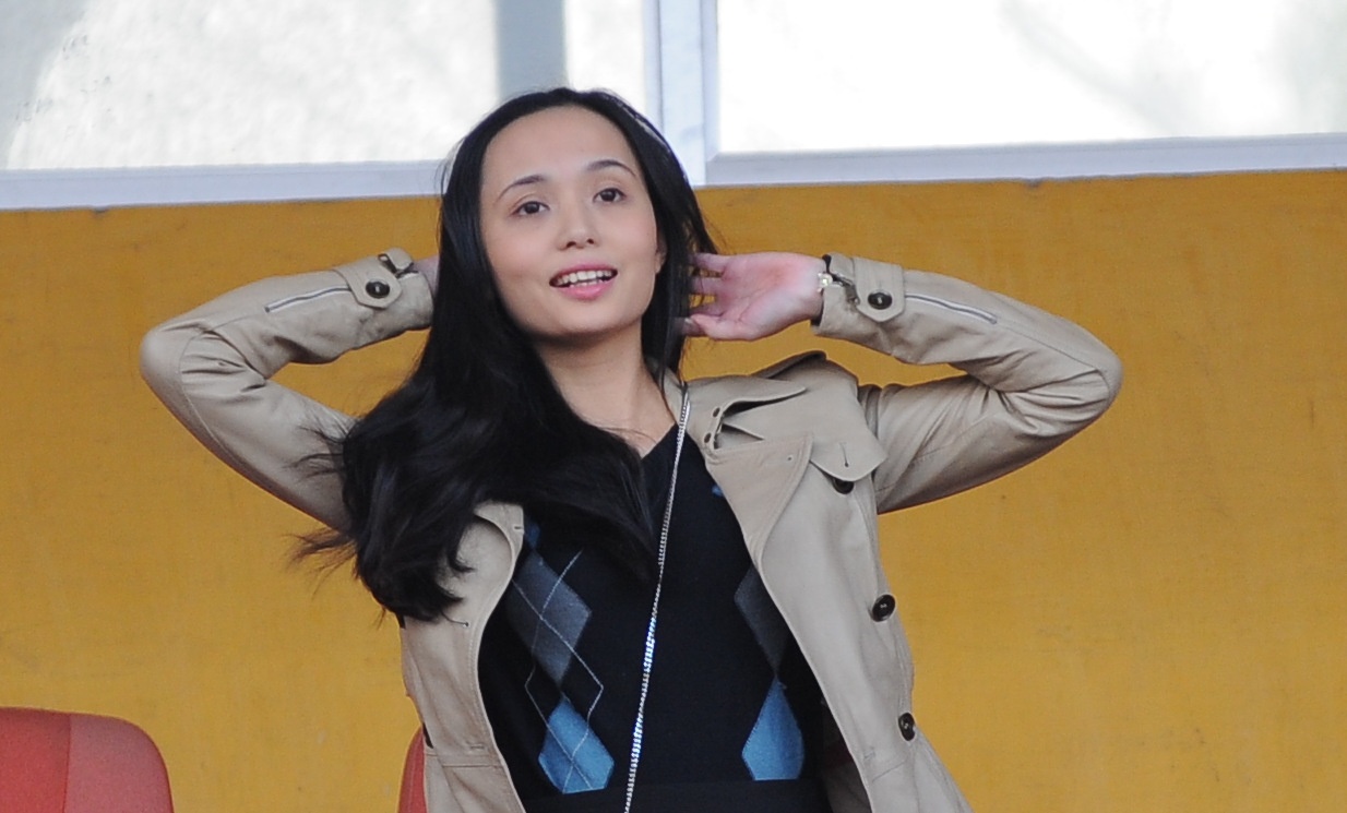 Ba xa 9x den co vu Van Quyet trong tran cau mua ban thang hinh anh