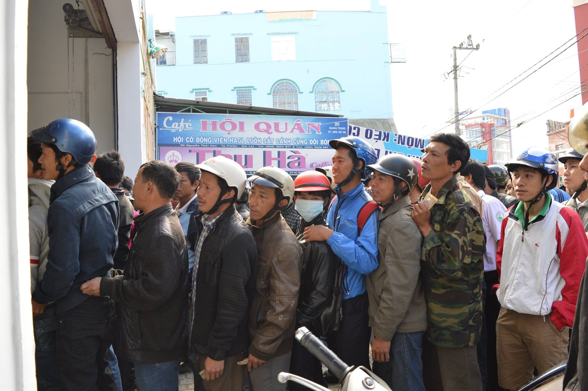 Chen lan mua ve xem Cong Phuong so tai vua pha luoi noi hinh anh