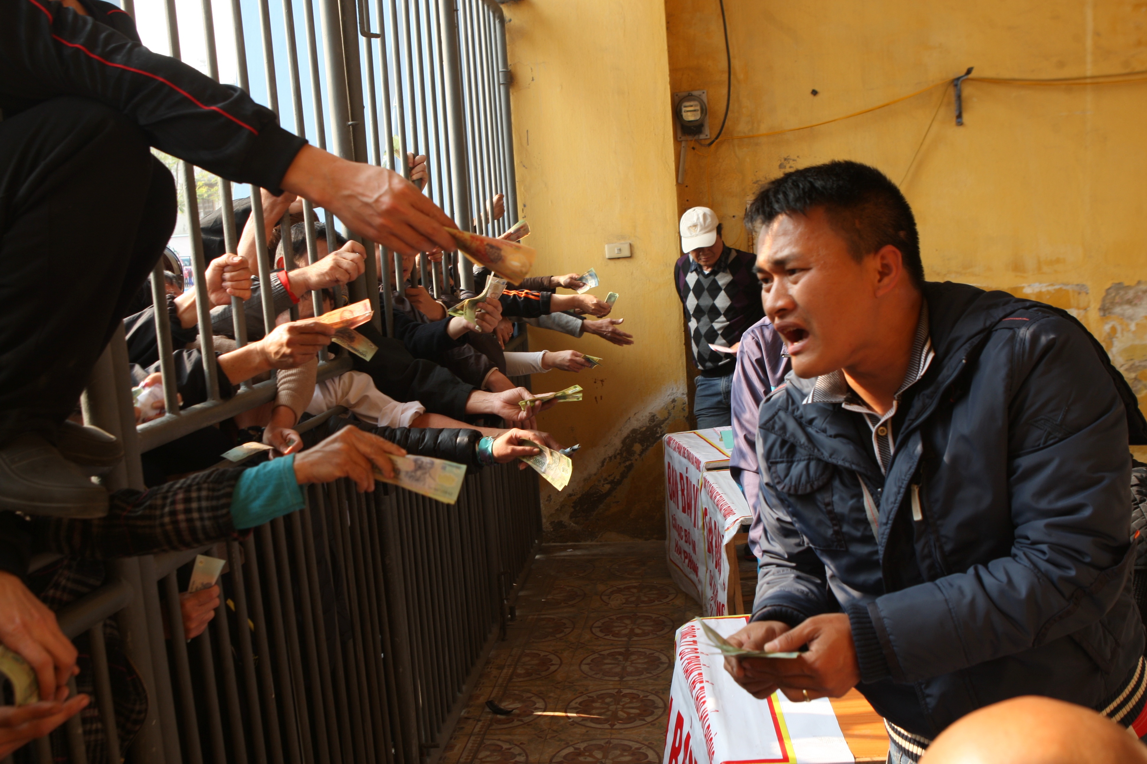 Khan gia chen lan mua ve xem tran Hai Phong gap HAGL hinh anh