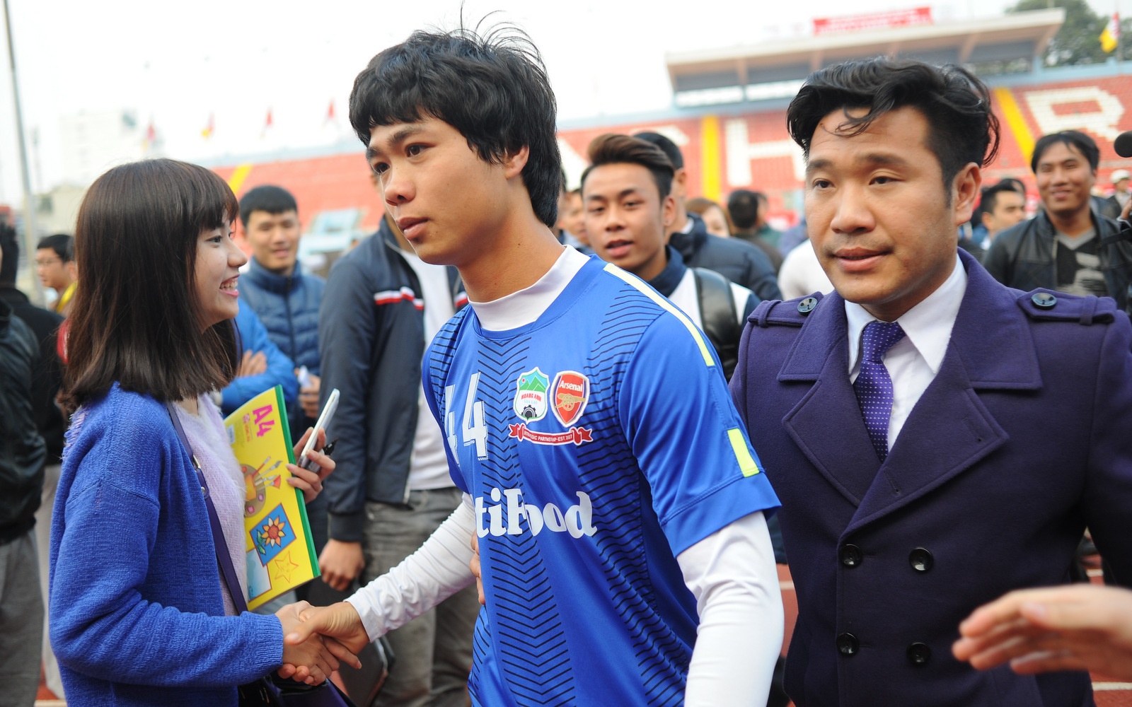 Hang tram fan chay theo xin chup anh voi Cong Phuong hinh anh