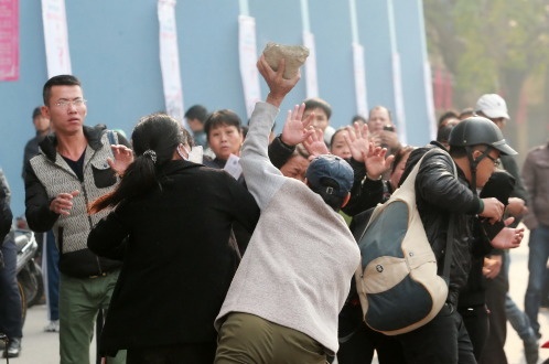 Người đàn ông dùng gạch, đá để ném