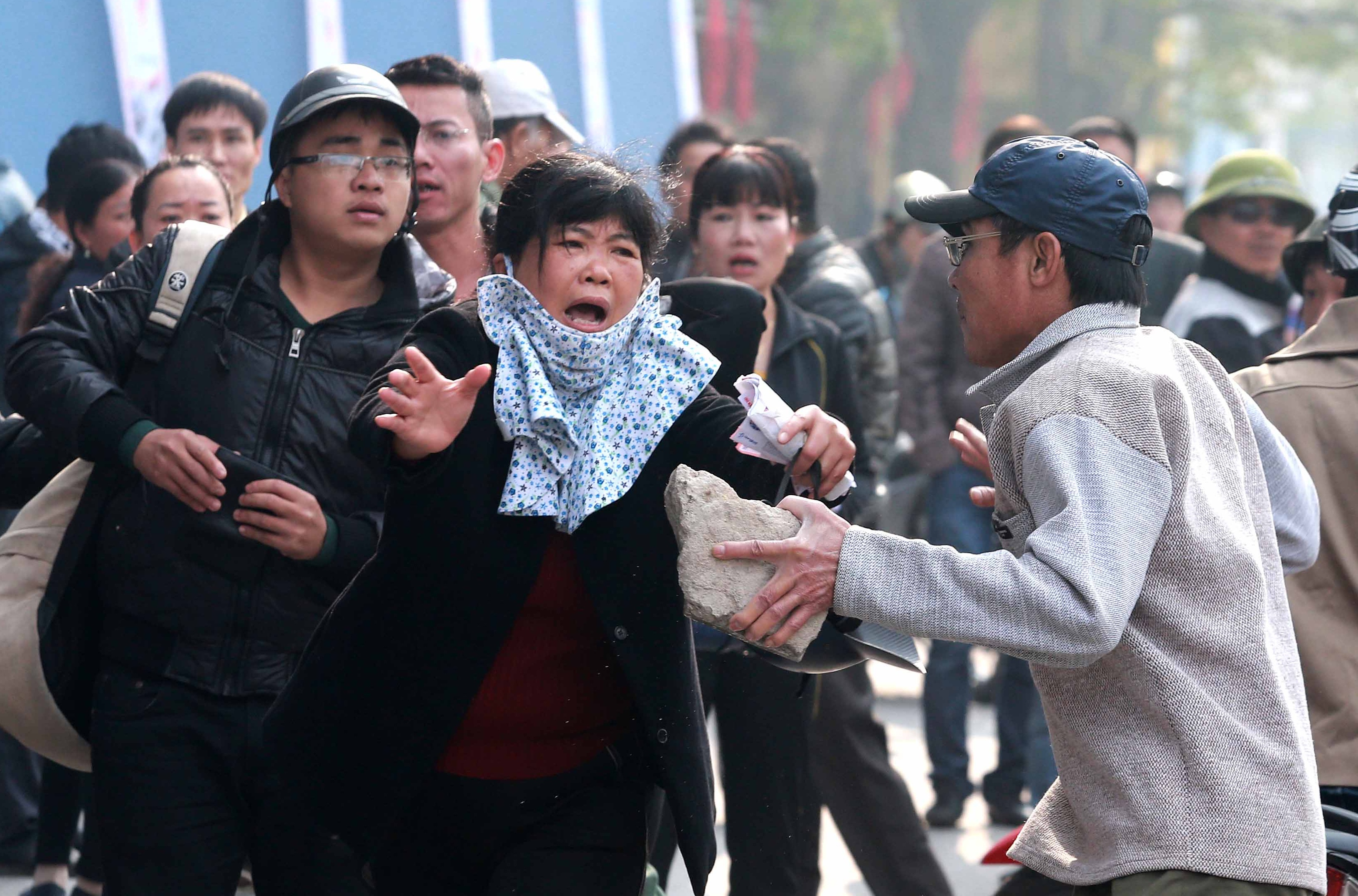 Dan phe danh nhau gianh ve xem tran Hai Phong - HAGL hinh anh