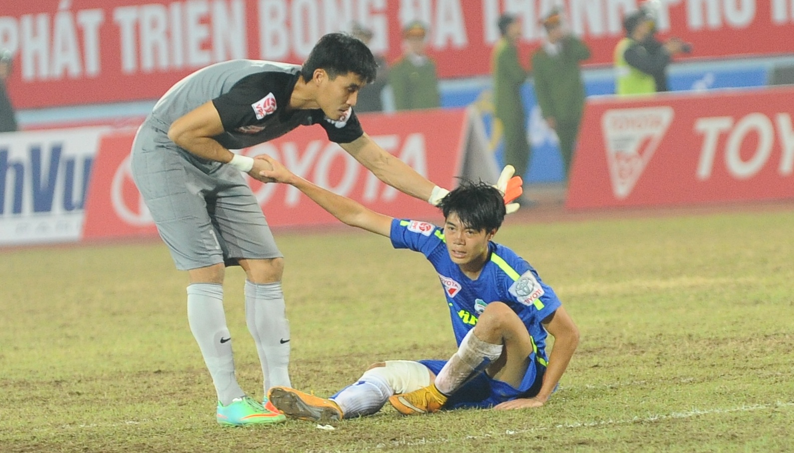 Cau thu Hai Phong keo sao tre HAGL dung day sau that bai hinh anh