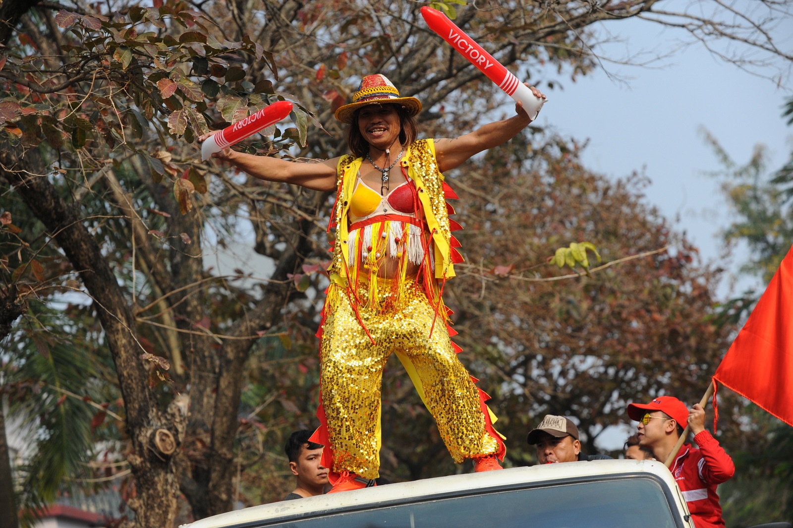 Trang phục cổ vũ độc của CĐV Định 