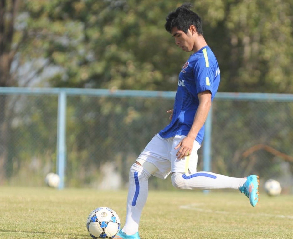 Trung ve HAGL gap chan thuong khi vua tro lai tap luyen hinh anh