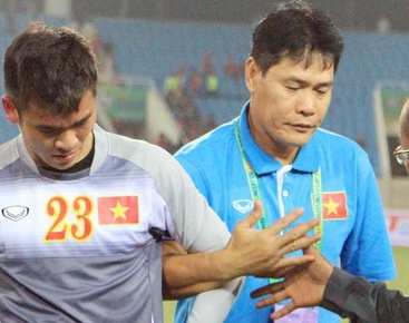 Tro ly HLV Miura khen Le Huynh Duc la nguoi khon kheo hinh anh