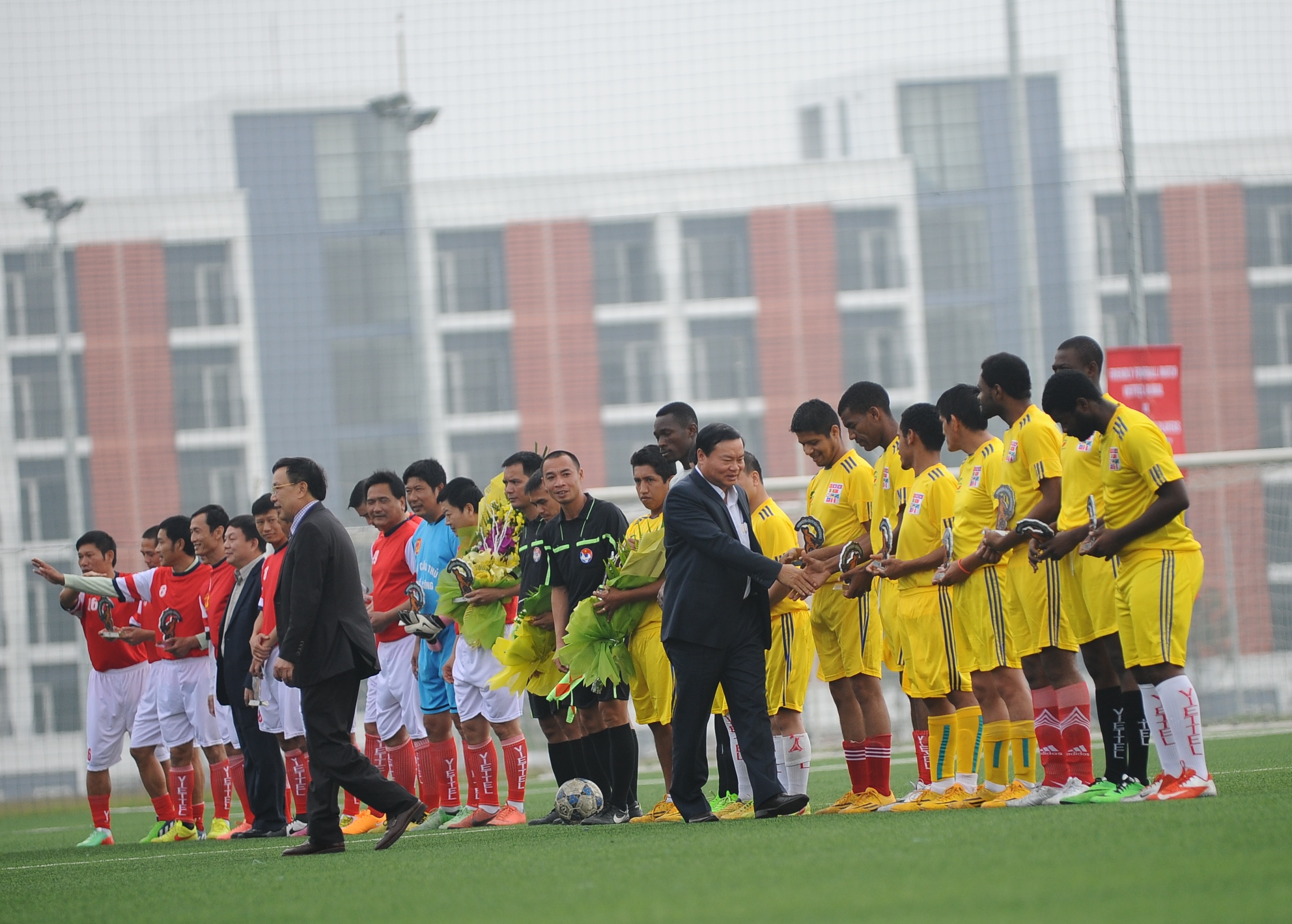 Viettel hop tac voi Dortmund mo Hoc vien bong da o Viet Nam hinh anh