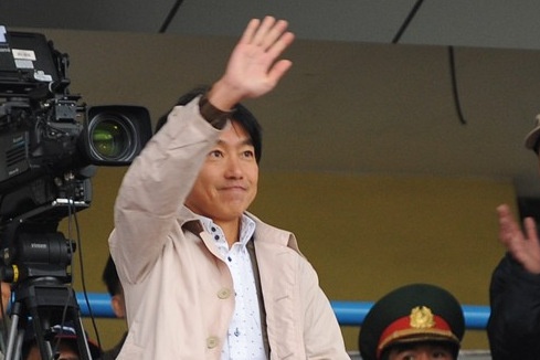 HLV Miura mot minh len pho Nui xem HAGL thi dau hinh anh