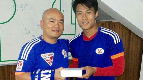 Mac Hong Quan 'rua' Iphone 6 sau khi ghi ban ha HAGL hinh anh