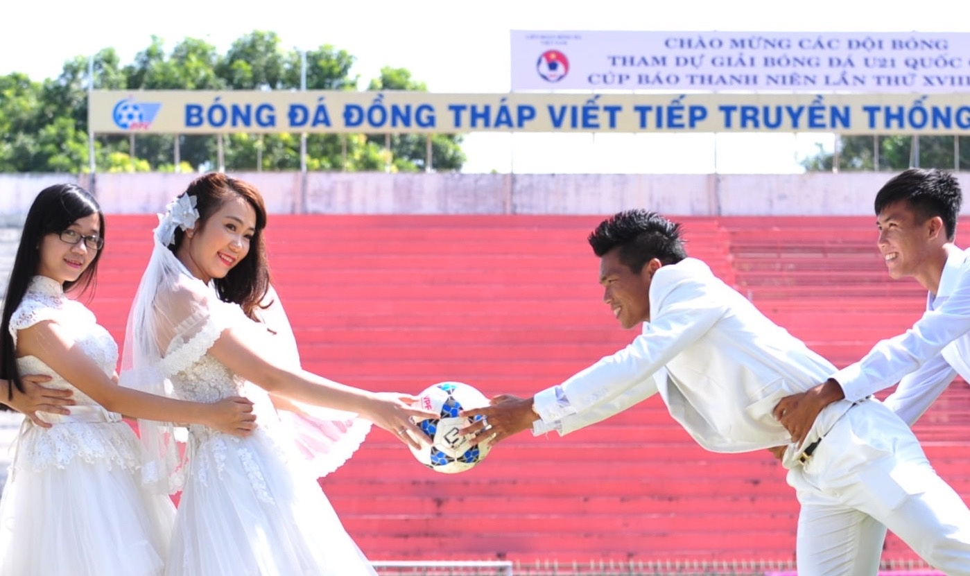 Anh cuoi lang man tren san bong cua doi truong Dong Thap hinh anh