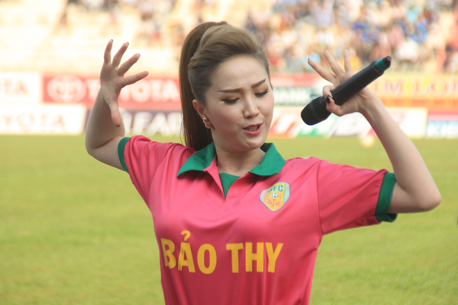 Man vu dao boc lua cua Bao Thy tren san Cao Lanh hinh anh