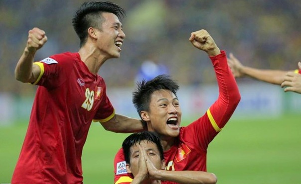 Viet Nam vuon len dan dau khu vuc tren BXH FIFA hinh anh