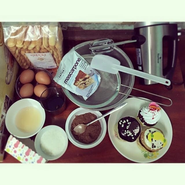 Thu Thảo chuẩn bị nguyên liệu làm chocolate tặng Ngọc Thắng dịp