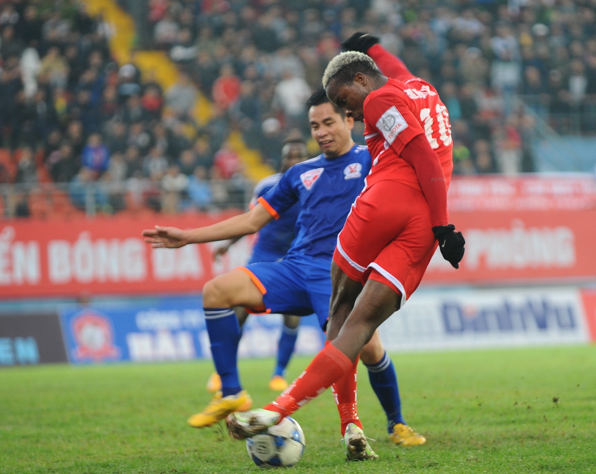 Sao V.League suyt lap cong voi cu sut vat chan giong Ronaldo hinh anh