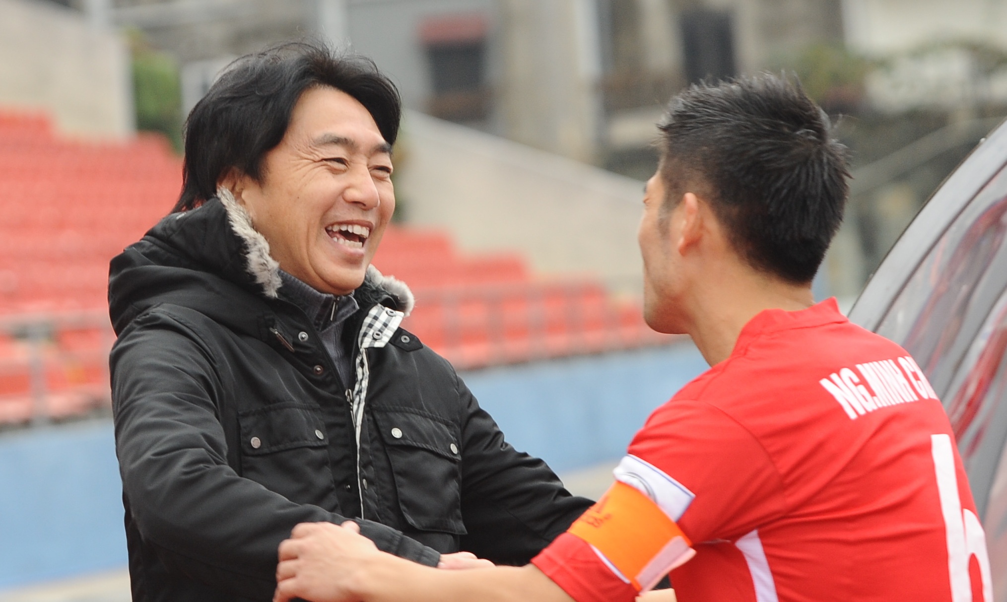 HLV Miura cuoi tuoi roi khi gap lai hoc tro cu tai Lach Tray hinh anh