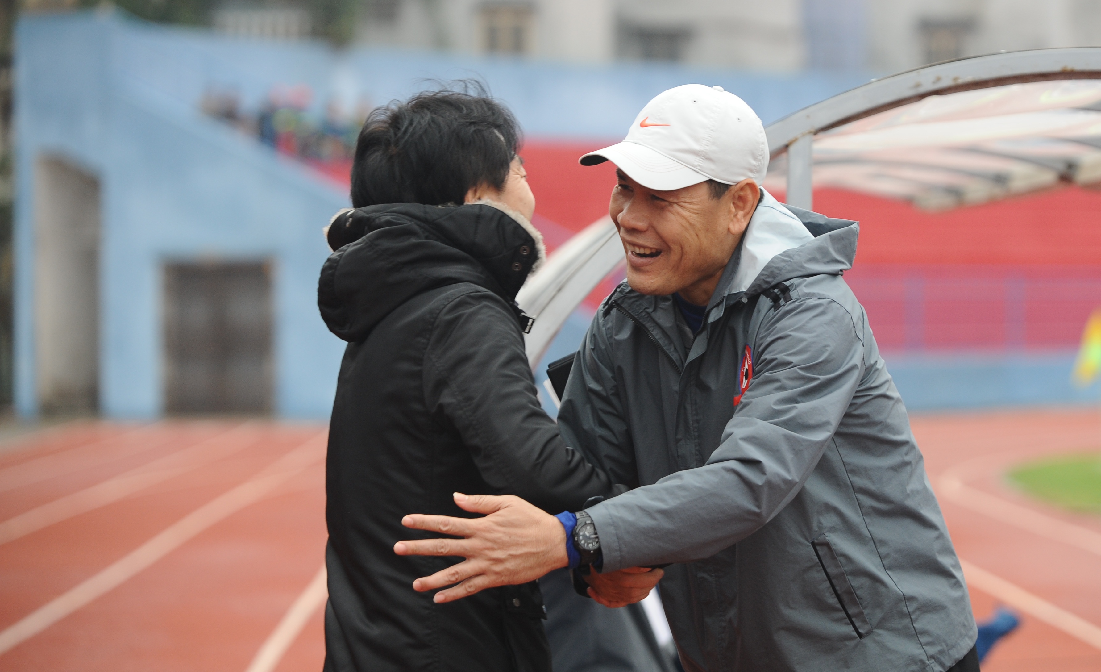 Trợ lý thủ môn Nguyễn Đức Cảnh ôm trầm lấy HLV Miura sau nhiều ngày mới gặp lại. 