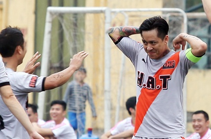 Ca si Tuan Hung ghi ban kieu Ronaldo hinh anh