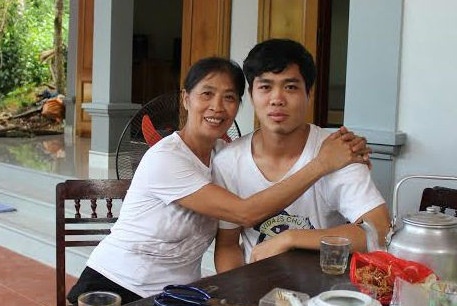 Bo me cho Cong Phuong ve nha goi banh chung hinh anh