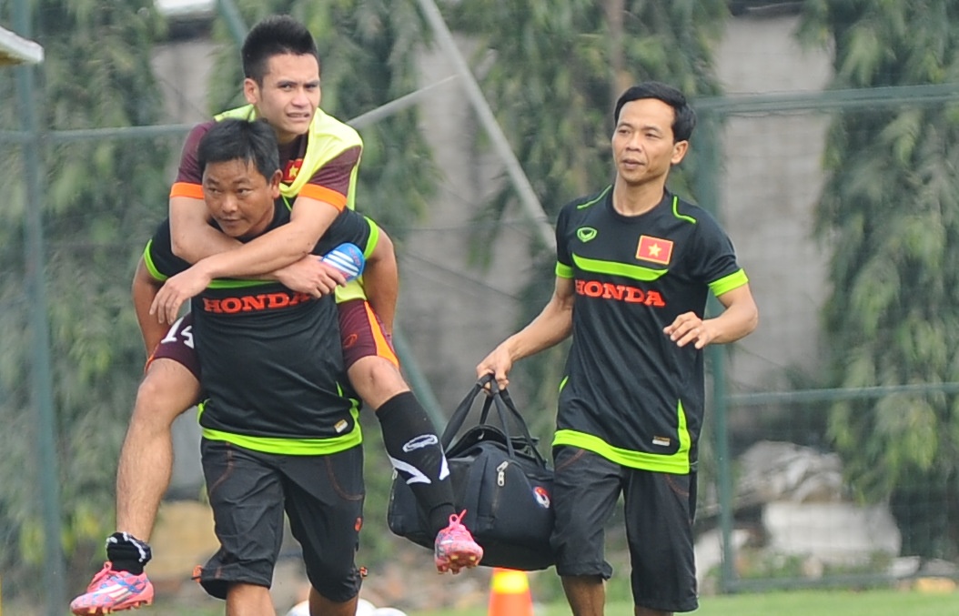 Bac si cong tien dao Olympic VN roi san sau bai doi khang hinh anh