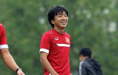 HLV Miura vui vi nhan duoc nhieu li xi o Viet Nam hinh anh