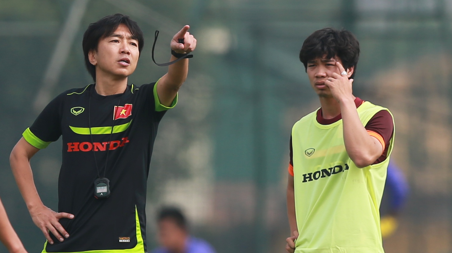 HLV Miura huong dan Olympic Viet Nam thuc hanh bai tap la hinh anh