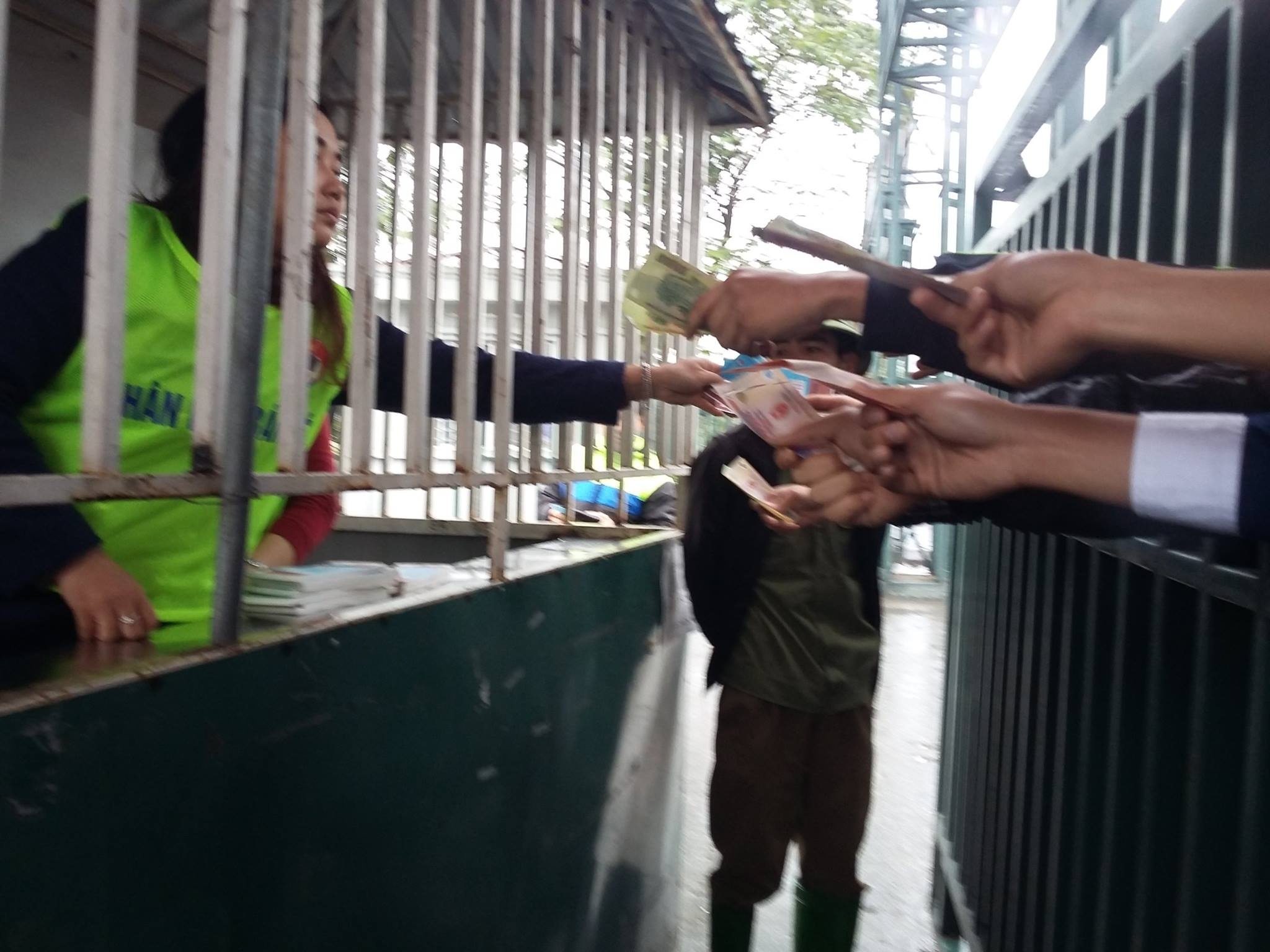 CDV doi mua mua ve tran Olympic Viet Nam - Indonesia hinh anh