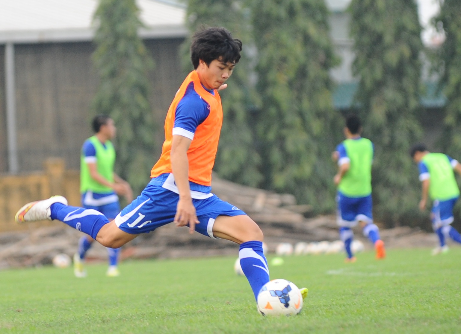 Cong Phuong co the da chinh trong tran gap Olympic Indonesia hinh anh