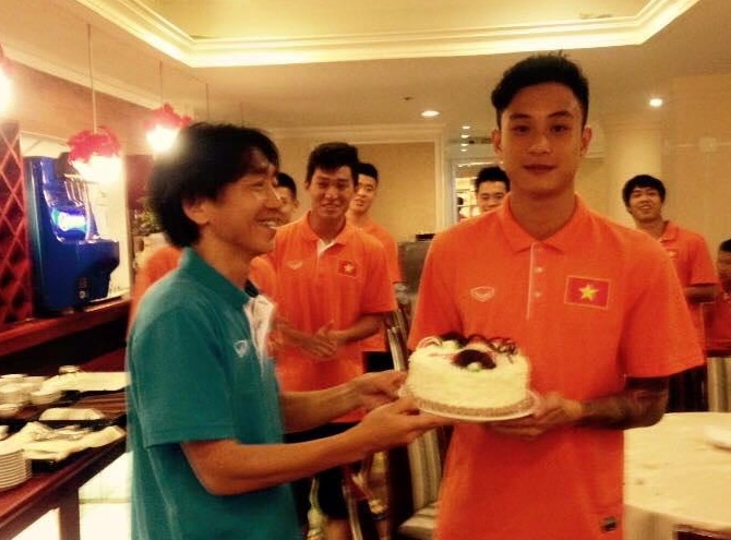 HLV Miura mua banh gato tang sinh nhat hoc tro hinh anh