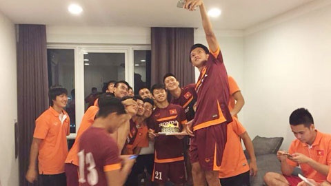 Buổi sinh nhật ấm cúng của tiền đạo Phạm Văn Thành.