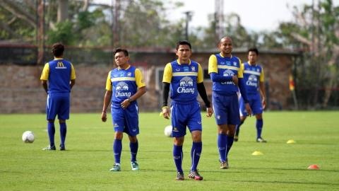 HLV Kiatisuk và đội ngũ trợ lý tại đội tuyển Olympic Thái Lan. 